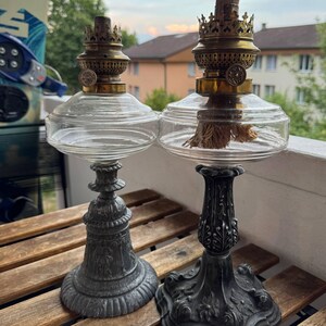 Paar antike Petroleumlampen, Ehrich & Graetz Berlin Kosmos Brenner, gusseiserner Rokoko-Sockel, europäisches Öllampen-Sortiment, ohne Kamin