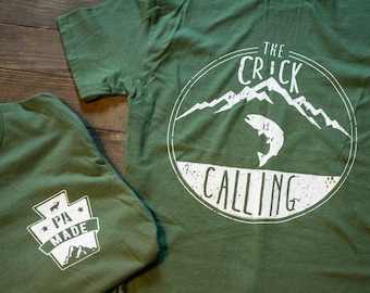 Crick está llamando a Green Fish Shirt