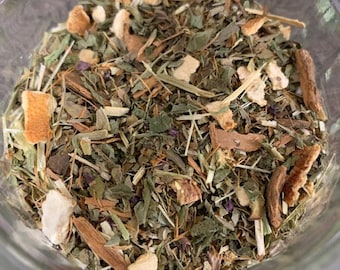 Puede incluir: Un primer plano de un frasco de vidrio lleno de una mezcla de hierbas secas y cáscara de naranja. Las hierbas son una mezcla de verde, marrón y blanco, y la cáscara de naranja es de un naranja brillante.