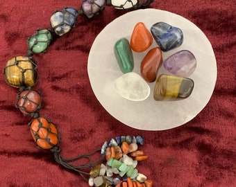 12" Chakra Hängendekor, Kristalle, Makramee + 7 Trommelsteine