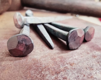 Clavos de herrero forjados a mano: Clavos de cabeza avellanada (paquete de 5)