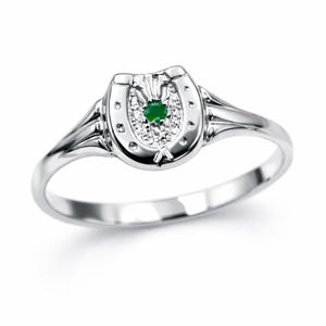 Puede incluir: Un anillo de plata con un diseño de herradura. La herradura está adornada con pequeños diamantes y una gema verde central. El anillo tiene un acabado pulido y una banda delicada, mostrando un estilo clásico y elegante.