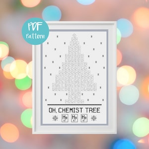 Peut inclure: Un motif de point de croix noir et blanc d'un sapin de Noël composé d'éléments chimiques. Le texte "OH, CHEMIST TREE" est sous l'arbre, et trois symboles "Ho" avec le numéro atomique 67 sont sous le texte.