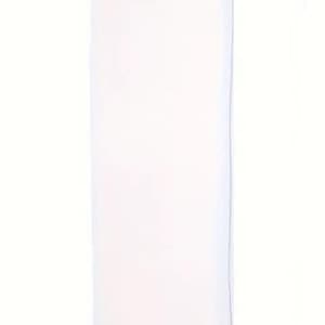 Peut inclure: Un sac blanc rectangulaire transparent avec cordon de serrage. Le sac est fait d'un tissu translucide et possède une fermeture à cordon en haut. Le sac est vide et semble neuf.