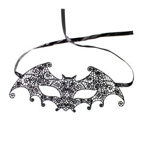 Könnte beinhalten: Schwarze Spitzen-Maskenballmaske in Form einer Fledermaus mit schwarzem Satinband.
