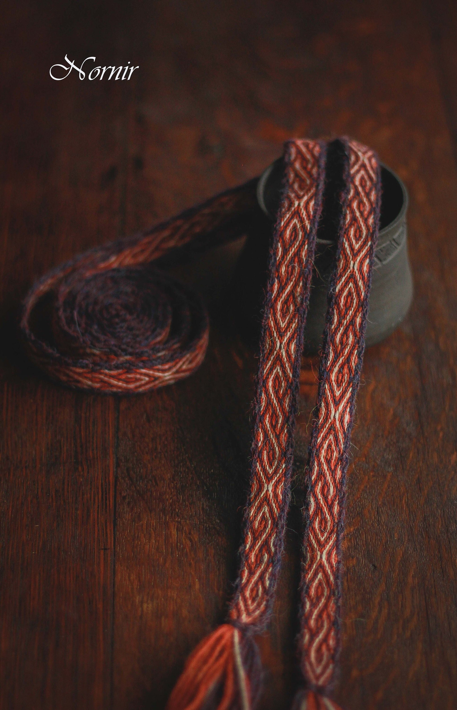 Woolen tablet weaving