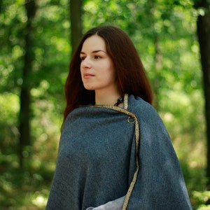 Woolen cloak with tablet weaving