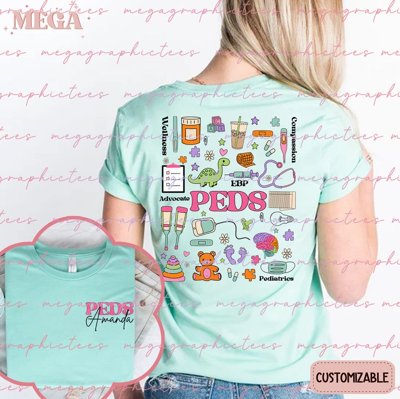 K&ouml;nnte beinhalten: Ein hellblaues T-Shirt mit einem bunten Grafikdesign, das das Wort "PEDS" zeigt, umgeben von verschiedenen medizinischen Symbolen und Illustrationen. Der Text "PEDS Amanda" ist auch auf der Vorderseite des Shirts zu sehen.