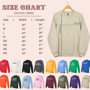 Op de afbeelding: Maattabel voor een Gildan 18000 unisex crewneck pullover sweatshirt. De tabel toont de breedte- en lengtematen in inches voor maten S tot en met 5XL. De trui is afgebeeld in een lichtbeige kleur. Een kleurenkaart hieronder toont de trui in 16 verschillende kleuren.