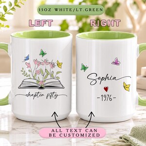 Puede incluir: Dos tazas de cerámica blanca de 15 oz con interior y asa de color verde claro. La taza izquierda muestra un libro abierto con flores y mariposas, con el texto "chapter fifty". La taza derecha muestra el nombre "Sophia", un corazón rojo y "1976".