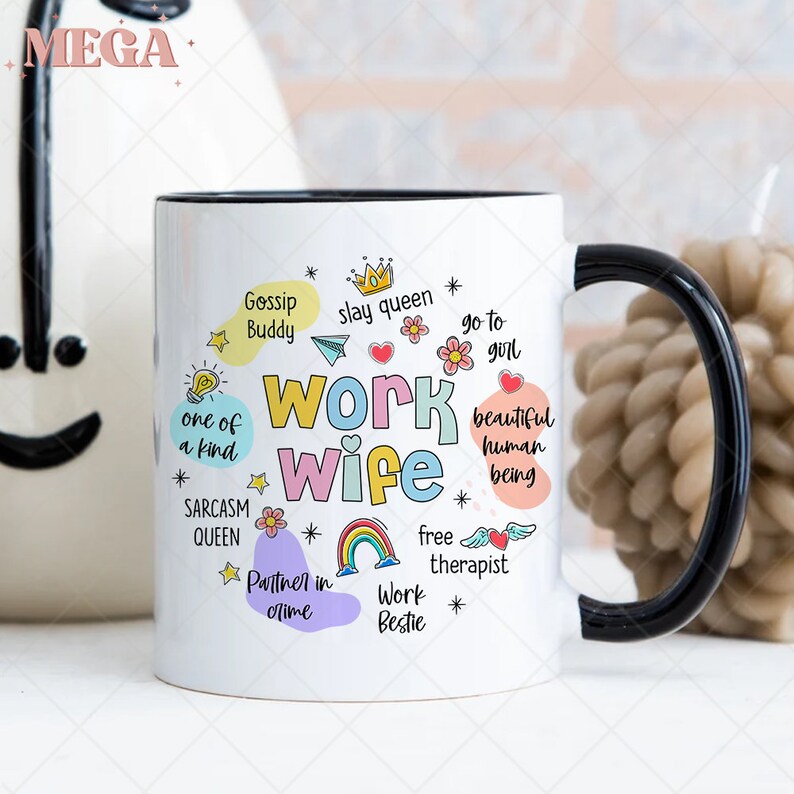 K&ouml;nnte beinhalten: Eine wei&szlig;e Keramiktasse mit schwarzem Henkel. Die Tasse hat ein farbenfrohes Design mit dem Text "Work Wife" und S&auml;tzen wie "Gossip Buddy", "Slay Queen", "Go To Girl", "One of a Kind", "Sarcasm Queen", "Partner in Crime", "Free Therapist", "Work Bestie" und "Beautiful Human Being".