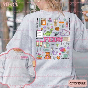 K&ouml;nnte beinhalten: Ein graues Sweatshirt mit einem bunten Grafikdesign, das das Wort "PEDS" zeigt, umgeben von verschiedenen medizinischen Symbolen und Illustrationen. Der Text "Wellness", "Advocate", "EBP", "Compassion" und "Podiatrics" ist ebenfalls im Design enthalten.