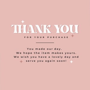 K&ouml;nnte beinhalten: Ein rosa Hintergrund mit wei&szlig;em Text, der "THANK YOU FOR YOUR PURCHASE" lautet. Unter dem Text befindet sich eine Nachricht, die lautet "You made our day. We hope the item makes yours. We wish you have a lovely day and serve you again soon!"
