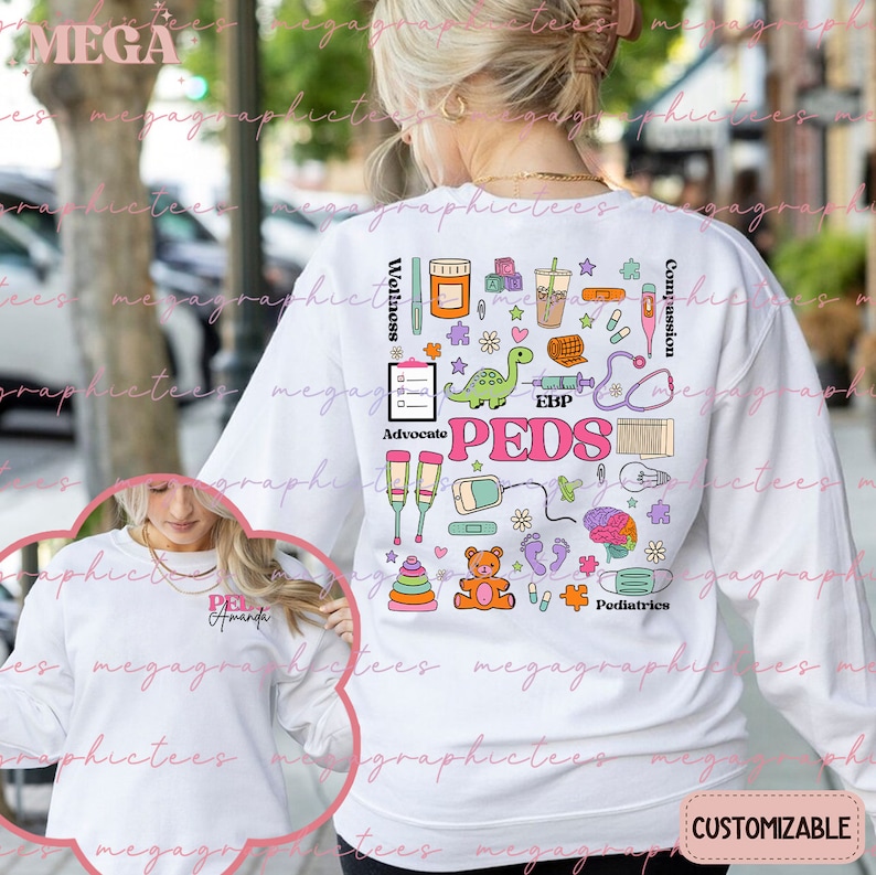 K&ouml;nnte beinhalten: Wei&szlig;es Langarmshirt mit einem bunten Grafikdesign, das verschiedene medizinische Symbole und das Wort "PEDS" in rosa Buchstaben zeigt. Die Grafik enth&auml;lt auch die W&ouml;rter "Wellness", "Advocate", "EBP", "Compassion" und "Pediatrics".