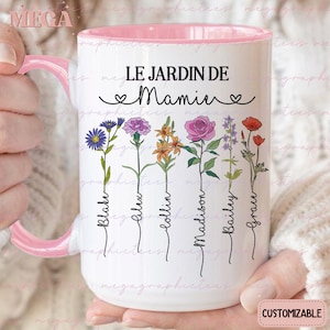 Peut inclure: Une tasse en céramique blanche avec un bord et une poignée roses. La tasse présente un motif floral avec le texte "Le Jardin de Mamie" et les noms Blake, Alex, Collin, Madison, Bailey et Grau écrits sous les fleurs.