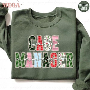 Könnte beinhalten: Militärgrünes Sweatshirt mit dem Schriftzug "CASE MANAGER" in einem farbenfrohen, gemusterten Design. Die Buchstaben sind mit Karomustern, Blumenmustern und Streifen verziert. Das Sweatshirt ist ein Rundhals-Stil.