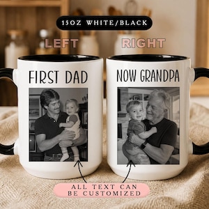 Op de afbeelding: Twee 443 ml witte keramische mokken met zwarte binnenkant en handvat. De linker mok toont een zwart-witfoto van een man die een kind vasthoudt met de tekst FIRST DAD. De rechter mok toont een man die een kind vasthoudt met de tekst NOW GRANDPA.