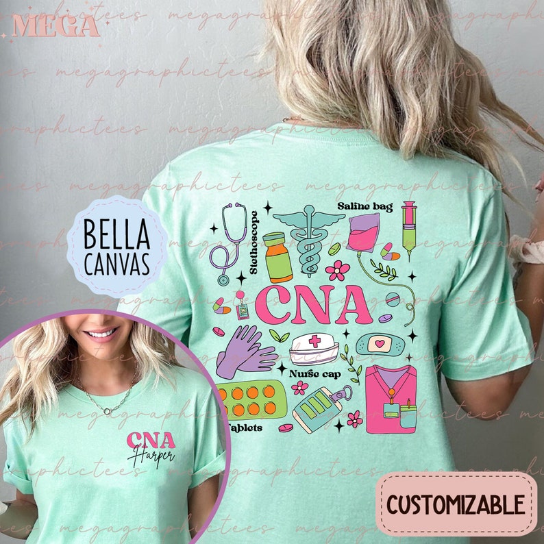 Op de afbeelding: Een lichtblauw T-shirt met een roze en wit ontwerp met de tekst "CNA" omringd door medische illustraties. De illustraties omvatten een stethoscoop, een zoutoplossingzak, een spuit, een verpleegstersmuts, pillen en een medisch symbool. De tekst "Bella Canvas" staat aan de linkerkant van de afbeelding en de tekst "CUSTOMIZABLE" staat rechtsonder in de afbeelding.