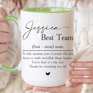 Op de afbeelding: Witte keramische mok met een groene binnenkant en handvat. De mok heeft de naam "Jessica" in cursief, met "Best Team" eronder. De tekst bevat een definitie en een bedankbericht. De mok is gepersonaliseerd.