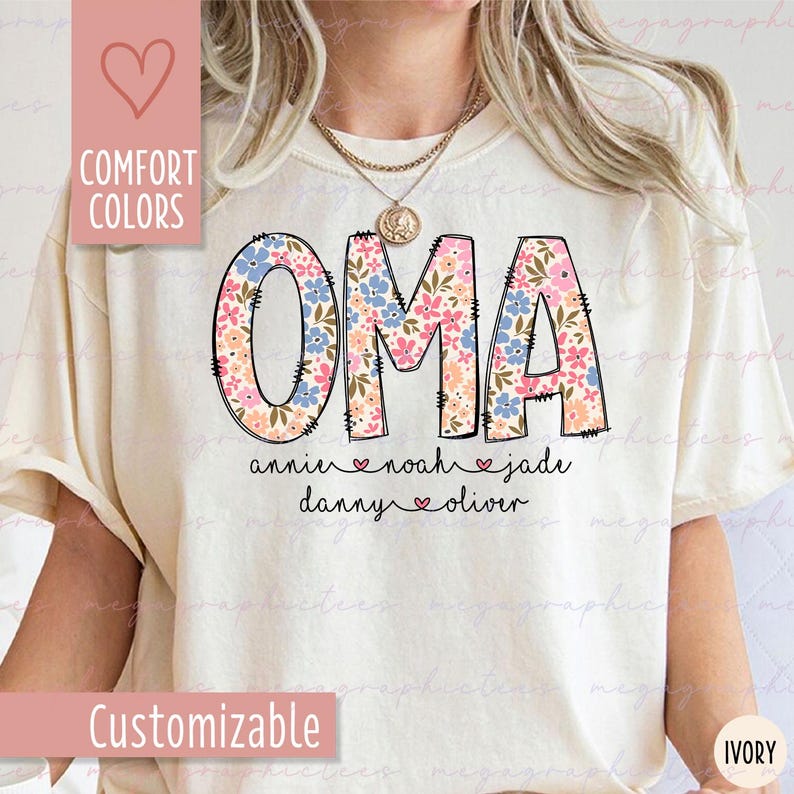 Puede incluir: Camiseta color crema con la palabra "OMA" en letras grandes y llenas de flores. Debajo est&aacute;n los nombres "annie", "noah", "jade", "danny" y "oliver". La camiseta tambi&eacute;n tiene las palabras "Comfort Colors" y "Customizable" en el lado izquierdo.