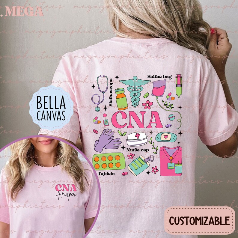 Op de afbeelding: Roze T-shirt met een aanpasbaar ontwerp met verschillende medische hulpmiddelen en de tekst "CNA". Het ontwerp bevat een stethoscoop, een zoutoplossingzak, een pilfles, een verband, een verpleegstersmuts en een paar handschoenen. De tekst "CNA" staat in grote, vetgedrukte letters.