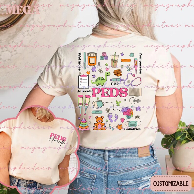 K&ouml;nnte beinhalten: Ein wei&szlig;es T-Shirt mit einem bunten Grafikdesign, das das Wort "PEDS" zeigt, umgeben von medizinischen Symbolen und Illustrationen. Das Design beinhaltet ein Stethoskop, eine Spritze, einen Dinosaurier, ein Gehirn, einen Teddyb&auml;r und eine Erste-Hilfe-Box. Der Text "Advocate" und "EBP" sind ebenfalls im Design enthalten. Das Shirt ist anpassbar.