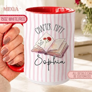 Peut inclure: Un mug en céramique blanc de 444 ml avec un intérieur et une anse rouges, orné de rayures verticales roses. Le devant présente une illustration de livre ouvert avec une fleur rouge, le texte 'CHAPTER FIFTY', le nombre '50' et le nom 'Sophia'.