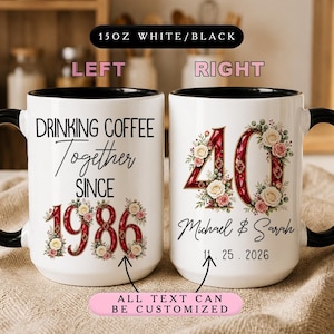Pode incluir: Duas canecas de cerâmica branca de 15oz com bordas e alças pretas. A caneca esquerda apresenta o texto 'DRINKING COFFEE Together SINCE 1986' com detalhes florais. A direita exibe o número '40' com flores, 'Michael & Sarah' e '11. 25. 2026'.