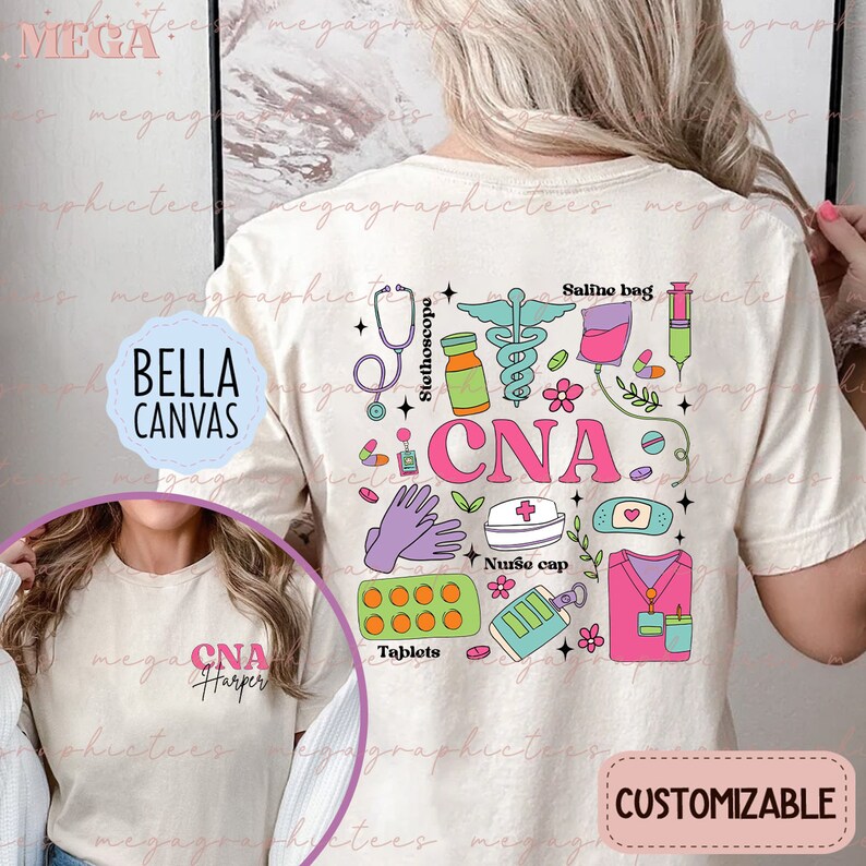 Op de afbeelding: Een wit T-shirt met een roze, groene en blauwe grafische afbeelding van medische benodigdheden en de tekst "CNA". De afbeelding bevat een stethoscoop, een zoutoplossingzak, een spuit, een pillenfles, een verpleegstersmuts, een verband en een paar handschoenen. De tekst "CUSTOMIZABLE" is in roze onderaan het shirt gedrukt.