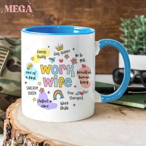 K&ouml;nnte beinhalten: Eine wei&szlig;e Keramiktasse mit blauem Rand und Henkel. Die Tasse zeigt ein farbenfrohes Design mit dem Text "Work Wife" und verschiedenen S&auml;tzen wie "Gossip Buddy", "Slay Queen", "One of a Kind", "Sarcasm Queen", "Partner in Crime", "Free Therapist", "Work Bestie", "Go to Girl" und "Beautiful Human Being".