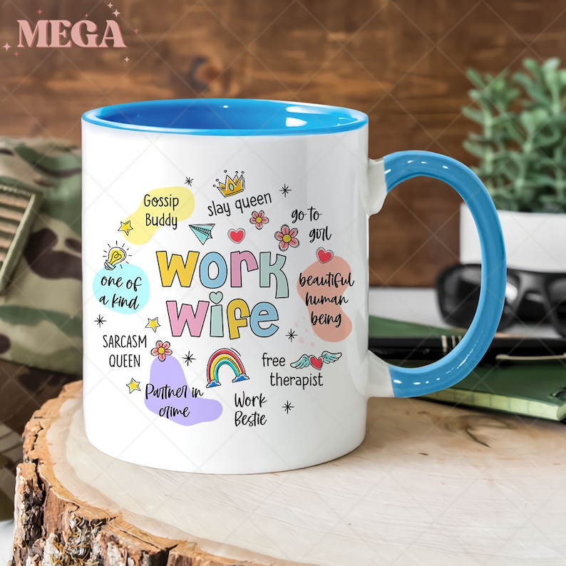 K&ouml;nnte beinhalten: Eine wei&szlig;e Keramiktasse mit blauem Rand und Henkel. Die Tasse zeigt ein farbenfrohes Design mit dem Text "Work Wife" und verschiedenen S&auml;tzen wie "Gossip Buddy", "Slay Queen", "One of a Kind", "Sarcasm Queen", "Partner in Crime", "Free Therapist", "Work Bestie", "Go to Girl" und "Beautiful Human Being".