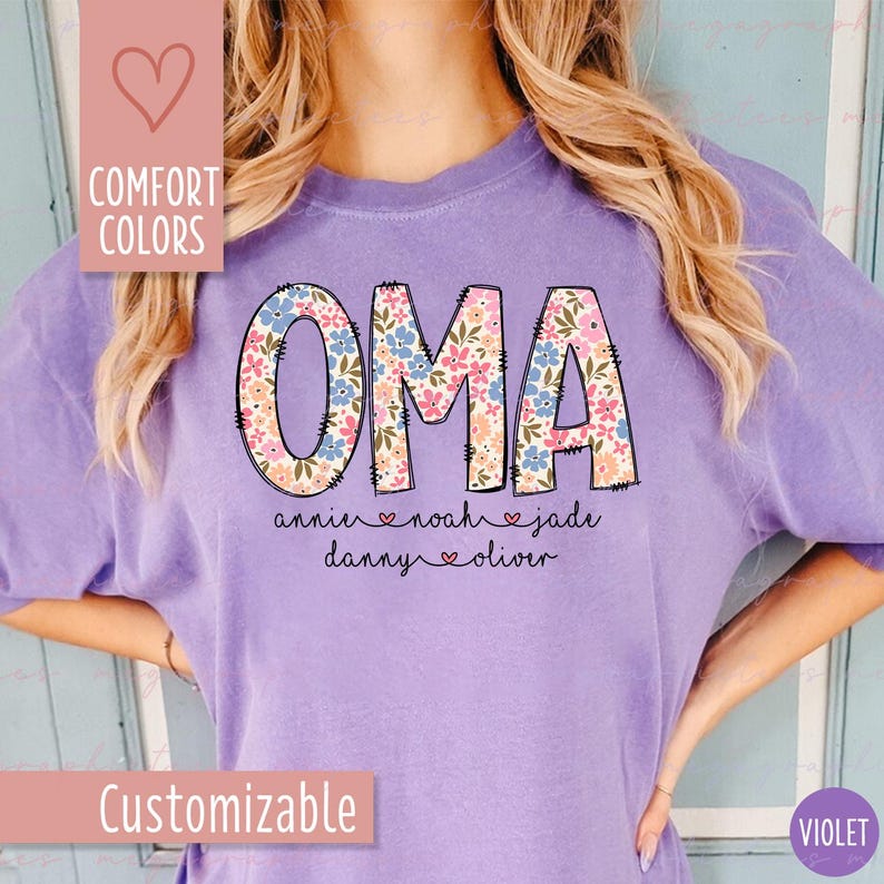 Puede incluir: Camiseta violeta con la palabra "OMA" en letras florales grandes. Debajo, los nombres "annie", "noah", "jade", "danny" y "oliver". La camiseta tiene las palabras "Comfort Colors" y "Customizable".