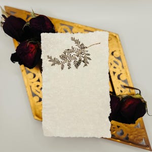 Papel com borda denteada floral feito à mão – toque de algodão macio, folhas de papel artesanais – para caligrafia, cartas, casamentos, artesanato – cada página é única