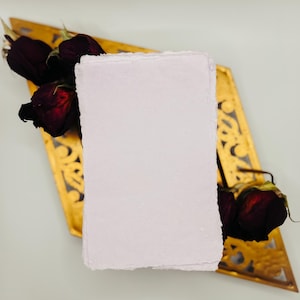Handgemaakt papier met lavendelkleurige randen – voelt zacht als katoen aan, ambachtelijke vellen papier – voor kalligrafie, brieven, bruiloften en ambachten