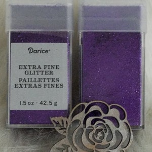 Brillantina extrafina morada Darice Muse de 1.5 oz. Comparar con la línea de brillantina extrafina Recollections Muse (¡idéntica!) Brillantina para vasos.