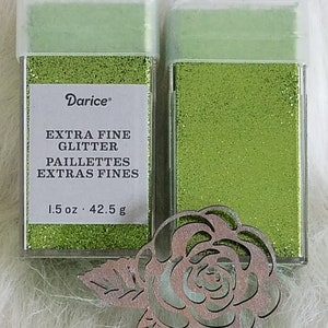 Darice Pesto Green Extra Fine Glitter 1.5oz Comparar con Recollections Pesto Extra Fine Glitter Line (¡Idéntico!) Glitter para vasos