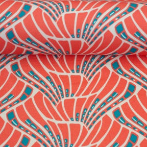 Könnte beinhalten: Nahaufnahme eines Stoffes mit sich wiederholendem Muster. Das Design zeigt korallenfarbene fächerartige Formen mit weißen Umrissen und türkisfarbenen Akzenten. Der Stoff ist gefaltet und zeigt die Kontinuität des Musters.