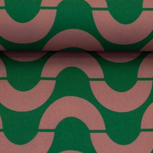 Könnte beinhalten: Nahaufnahme eines Stoffes mit sich wiederholendem Muster. Das Design zeigt ineinandergreifende, hellrotbraune, halbkreisförmige Formen vor einem dunkelgrünen Hintergrund. Dünne, horizontale Linien verbinden die Halbkreise und erzeugen eine geometrische, retro Ästhetik.