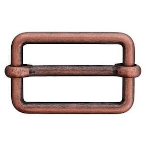 Könnte beinhalten: Eine kupferfarbene Metall-Schiebeschnalle, die oft für Riemen oder Gürtel verwendet wird.