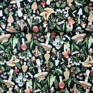 Könnte beinhalten: Ein dunkler Stoff mit einem detaillierten Muster aus Pilzen, Beeren und Blättern. Das Design umfasst verschiedene Arten von Pilzen, rote Beeren, grüne Blätter und weiße Blüten, wodurch ein Waldthema entsteht.