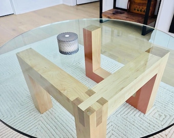 Mesa de centro Sashimono con carpintería japonesa y detalles pintados a medida