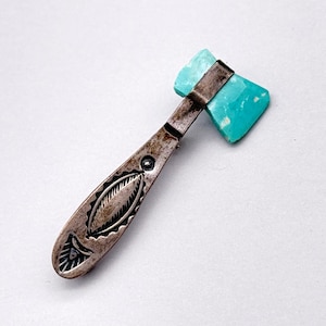 Broche de plata antiguo con hacha tomahawk turquesa de nativos navajos.