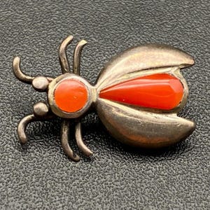 Spilla vintage in argento con insetto di corallo nativo Navajo