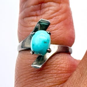 Petite Vintage Modernist Turquoise Sterling Silver Ring Size 4.75