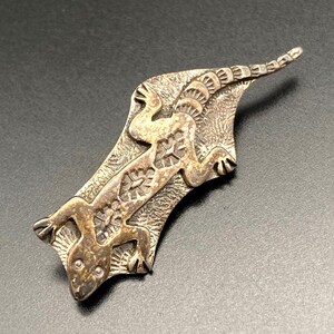 Broche vintage de plata de ley con estampado a mano de lagarto gecko de Bernyse Chavez