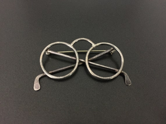 glasses brooch
