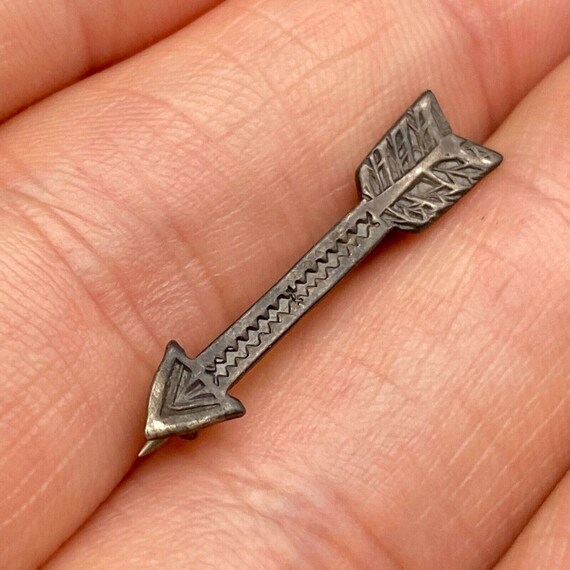 Tiny Vintage Southwestern Arrow Silver Pin Brooch