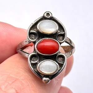 Petite Vintage Navajo Native Coral MOP Silver Ring Size 6.75