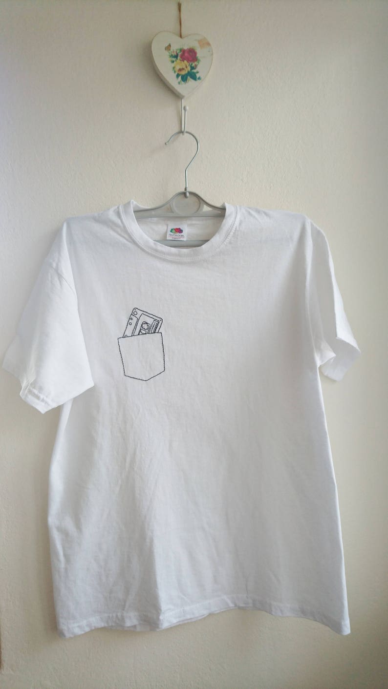 Musique dans mon t-shirt de poche T-shirt brodé à la main T-shirt Unisexe en coton blanc Cassette brodée à la main Ready2Ship image 2