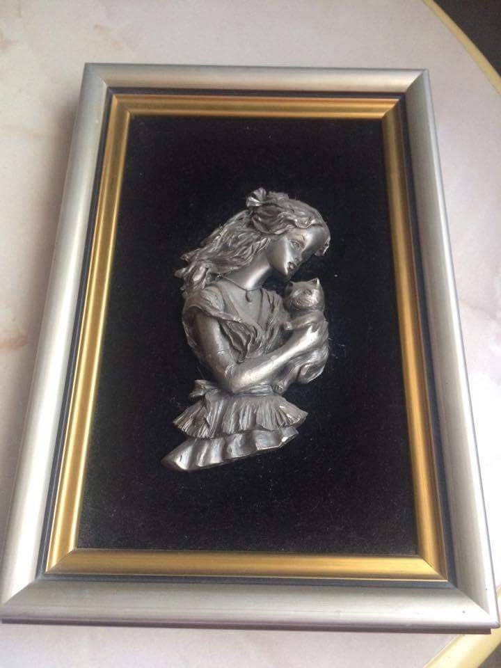 Cadre avec Femme et Chat en Étain sur Fond de Velours Noir